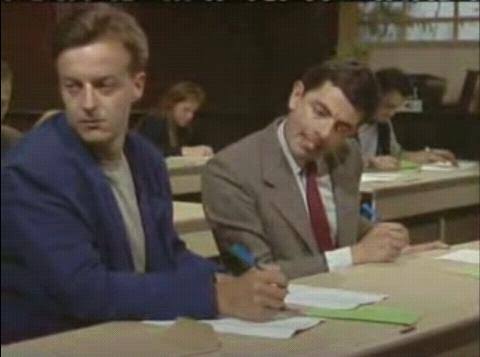 Mr. Bean copiando en un examen, representando copiar ideas de otras cuentas